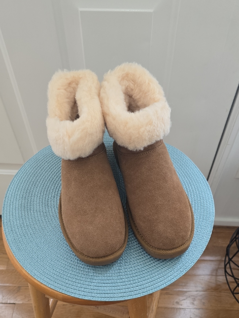 BearPaw Brand Women's Shortie Tan Suede Fleece Boots Size 8